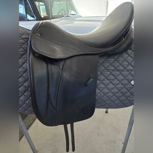 Stubben 17 Seat Medium Width Dressage Saddle